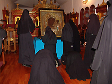 Сестры у иконы