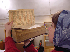 На страницах древних книг видны капли воска